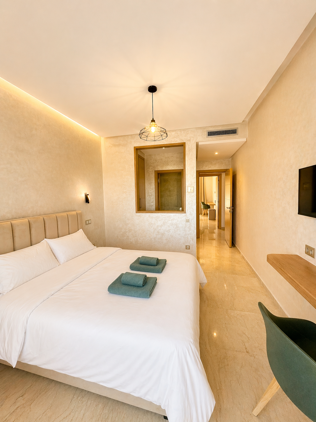 Chambre avec lit fait dans appartement location saisonnière Agadir
